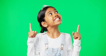 绿色屏幕模型孩子指出兴奋快乐孤立的工作室背景交易出售年轻的女孩孩子手显示品牌产品放置品牌标志