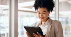 业务女人平板电脑脸成功领导技术企业沟通电子邮件网络数字市场营销seo黑色的女人执行专业肖像