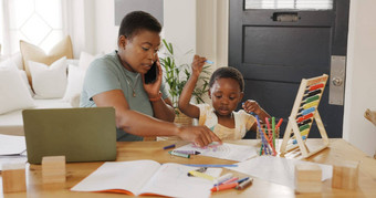 黑色的女人移动PC孩子家庭作业打字工作建议业务妈妈孩子协助孩子颜色书打字数字设备成键爱的说话
