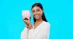 小猪银行快乐脸印度女人微笑储蓄投资金融孤立的蓝色的背景肖像年轻的女幸福现金储蓄安全预算