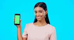 浓度关键绿色屏幕女人持有电话模型标志品牌移动应用程序广告微笑快乐肖像专业女孤立的工作室蓝色的背景