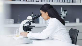 年轻的科学家数字平板电脑显微镜实验室女病理学家分析医疗样品实验开发治愈微生物学家进行法医研究