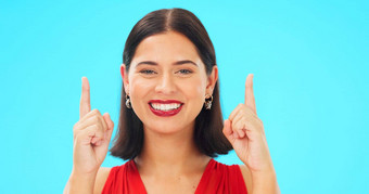 微笑脸女人蓝色的背景指出新闻模型颜色工作室肖像女模型广告促销活动产品放置演讲商业提供未来
