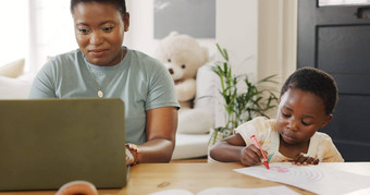 妈妈。打字移动PC孩子生活房间吻孩子护理支持工作首页在线非洲女孩画表格黑色的妈妈写作业务电子邮件网络学习技术