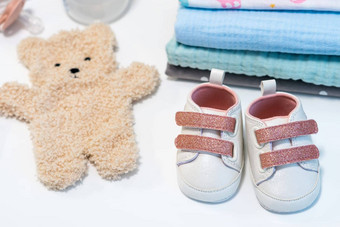 婴儿女孩粉红色的鞋子新生儿婴儿配件白色表面婴儿概念
