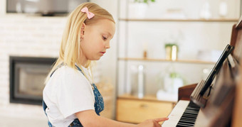 发展年轻的女孩计划学习实践键仪器焦点集中注意力教育音乐平板电脑孩子教育玩教训培训艺术首页