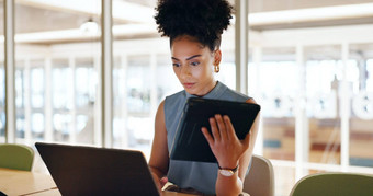 业务女人平板电脑成功领导技术企业沟通电子邮件网络数字市场营销seo黑色的女人执行打字在线研究
