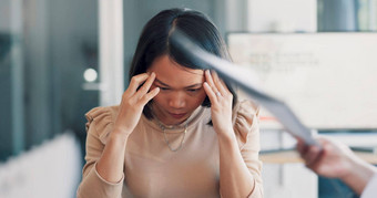 头疼办公室会议业务女人压力焦虑疼痛思考文档审查倦怠乏力焦点问题亚洲工人文书工作混乱忙团队手会议