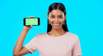 色度绿色屏幕肖像女人持有电话产品的地方标志移动应用程序广告微笑快乐专业女孤立的工作室蓝色的背景
