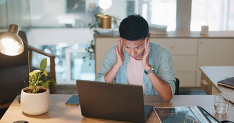 移动PC业务亚洲男人。压力累了头疼工作办公室乏力焦虑抑郁症伤心抑郁精神健康风险数字在线工人员工倦怠