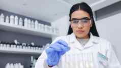 年轻的女科学家们管测试现代实验室微生物学家检查液体细菌玻璃器皿混合物发明疫苗治愈病毒创新研究医院
