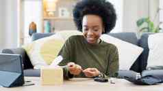 快乐非洲美国女人葡萄糖监控设备首页微笑黑色的女检查糖水平快速测试结果工具包每天例程糖尿病护理生活房间