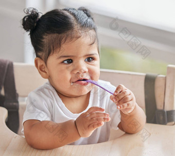 婴儿吃女孩蹒跚学步的食物营养孩子增长厨房首页青年饿了勺子孩子早....孩子们高椅子房子美联储餐