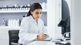 年轻的科学家电脑显微镜实验室女病理学家分析医疗样品实验开发治愈微生物学家进行法医研究