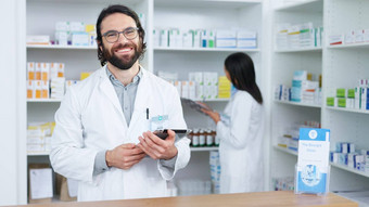 肖像快乐的友好的药剂师数字平板电脑检查库存在线订单化学家年轻的高加索人男人。制药公司应用程序研究药物治疗药店