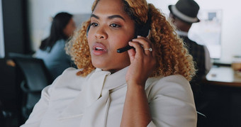 调用中心女人沟通解释客户服务建议办公室职业生涯黑色的女人crm专家顾问联系客户支持咨询客户