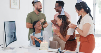 <strong>生日</strong>庆祝活动团队办公室人爱祝贺你成功有创意的有趣的工作文化公告鼓掌庆祝<strong>员工</strong>黑色的女人促销活动蛋糕