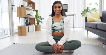 瑜伽健身锻炼女人培训锻炼首页健康健康健康的Zen冥想年轻的女运动员坐着席生活房间