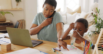 黑色的女人移动PC孩子家庭作业打字工作建议业务妈妈孩子协助孩子颜色书打字数字设备成键爱的说话