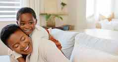 爱妈妈。兴奋孩子拥抱玩成键卧室房子快乐黑色的女人婴儿感情微笑信任支持护理享受支出质量时间家庭首页