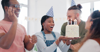 快乐生日庆祝活动业务人兴奋聚会，派对哇成功有创意的会议公告惊喜庆祝团队员工黑色的女人促销活动蛋糕