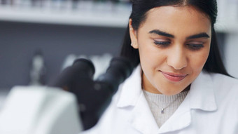 年轻的科学家数字平板电脑显微镜实验室女病理学家分析医疗样品实验开发治愈微生物学家进行法医研究