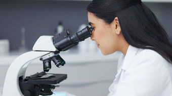 女科学家显微镜研究<strong>实验室</strong>年轻的<strong>生物</strong>学家<strong>生物</strong>技术研究员工作分析微观样品最新的<strong>实验室</strong>科技设备