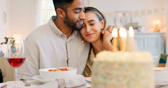 跨种族夫妇礼物<strong>庆祝</strong>生日快乐吻微笑首页表格蛋糕爱男人。女人内容浪漫的现在快乐的<strong>庆祝</strong>活动