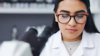 特写镜头年轻的女科学家显微镜分析医疗测试结果样品研究实验室年轻的女人法<strong>医科</strong>学实验开发发现治愈