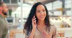 电话调用脸快乐业务黑色的女人办公室会说话的移动沟通网络微笑年轻的女员工聊天马蹄铁工作