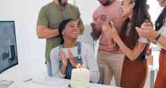 生日庆祝活动团队办公室人爱祝贺你成功有创意的有趣的工作文化公告鼓掌庆祝员工黑色的女人促销活动蛋糕