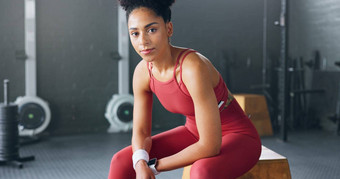 锻炼动机肖像黑色的女人健身房准备好了锻炼微笑快乐女个人教练体育馆灵感体育健身培训身体健康