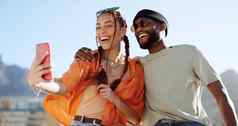 夫妇成键电话自拍城市建筑屋顶纽约夏天假期旅行假期日期社会媒体内存微笑快乐黑色的男人。女人移动摄影技术