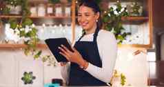 快乐女人咖啡师平板电脑小业务老板社会媒体更新启动销售促销活动女服务员零售人笑数字技术咖啡商店餐厅在线