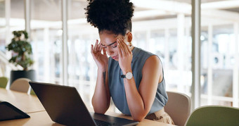 头疼平板电脑业务女人倦怠焦虑压力工作黑色的女人累了乏力办公室员工精神健康问题在线报告数字审计