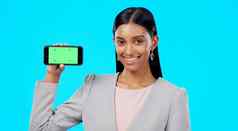 浓度关键绿色屏幕女商人持有电话产品的地方品牌移动应用程序广告微笑快乐肖像专业女孤立的工作室蓝色的背景
