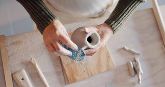 陶器艺术高级亚洲女人模具粘土首页工作室车间波特艺术家退休女日本练习艺术工艺爱好创建杯子杯手工制作的陶瓷碗