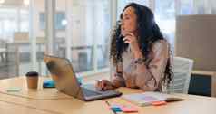 电话调用沟通业务黑色的女人桌子上谈话讨论网络技术成功女员工移动PC规划时间表策略