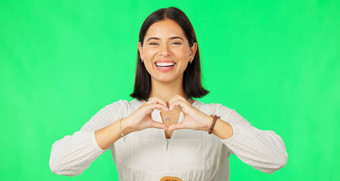 心手脸女人微笑绿色屏幕工作室快乐工作室背景肖像女模型手指形状爱支持表情符号标志善良护理快乐
