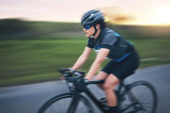 运动模糊健身骑自行车女人路培训竞争自然冠军锻炼体育三项全能运动女骑自行车的人自行车自由锻炼快速度