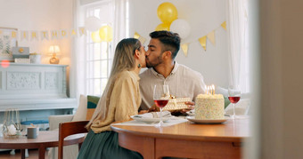 夫妇吻礼物生日庆祝活动爱快乐的关系首页男人。女人庆祝特殊的一天出生成键幸福蛋糕礼物表格