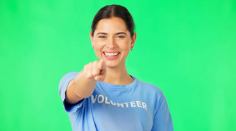 快乐女人脸志愿者绿色屏幕女指出招聘肖像微笑女模型孤立的工作室背景点慈善机构工作招募表情符号