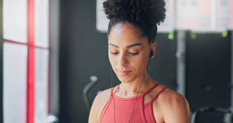 黑色的女人呼吸耳机音乐健身锻炼准备好了健身房健康活跃的动机开始锻炼平静身体培训耐力健康听