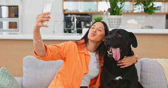 女人狗自拍生活房间沙发首页护理拥抱触摸拥抱快乐朋友狗妈妈沙发上休息室宠物动物社会媒体应用程序微笑放松摄影