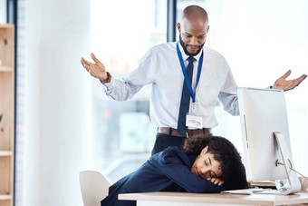 懒惰的老板女商人工人睡觉办公室沮丧困惑黑色的男人。经理看员工倦怠<strong>乏力</strong>睡着了疲惫过度劳累愤怒的的同事