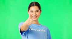 快乐女人志愿者手拇指绿色屏幕协议成功工作室背景肖像女显示拇指表情符号标志好工作模型