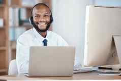 黑色的男人。调用中心肖像微笑移动PC科技支持沟通crm目标电话销售专家联系电脑桌子上客户服务办公室成功
