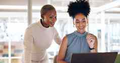 业务黑色的女人员工移动PC数字市场营销连接谈话工作场所同事女咨询顾问讨论在线系统阅读解释过程