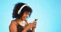 黑色的女人电话耳机孤立的蓝色的背景听音乐社会媒体视频有趣的模因快乐基因人笑音频科技互联网帖子手机工作室