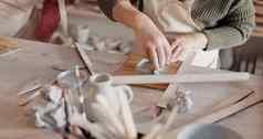 陶器女人使粘土模具有创意的类形状光滑的艺术工具工作室工作场所学生作品陶瓷杯艺术爱好雕刻工作空间画廊